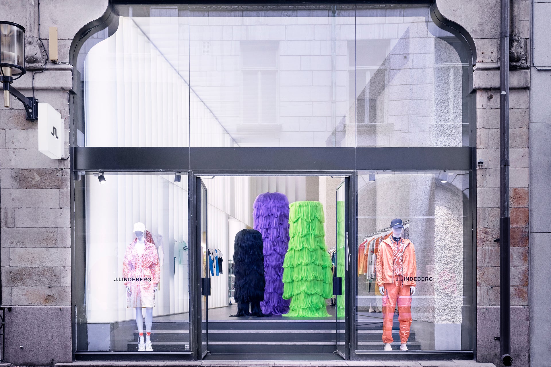 Wild Window Storefronts : Louis Vuitton Ostrich Displays